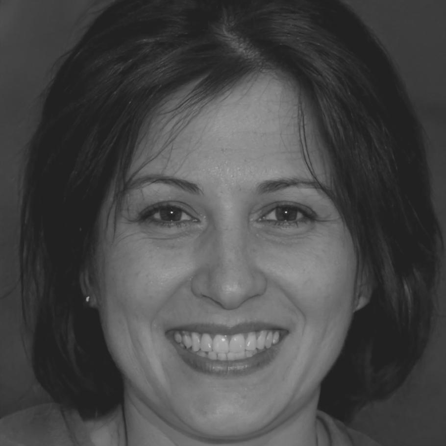 Retrato profesional de Esperanza Villamar, instructora especializada en análisis de riesgos